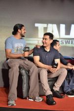 Aamir Khan, Farhan Akhtar at the music launch of film Talaash in Mumbai on 18th Oct 2012 (146).JPG